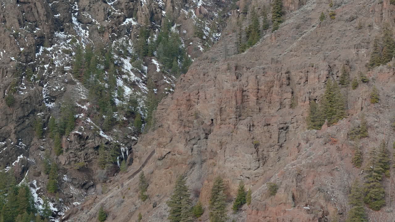 los picos de thompson okanagan envueltos en el susurro del invierno