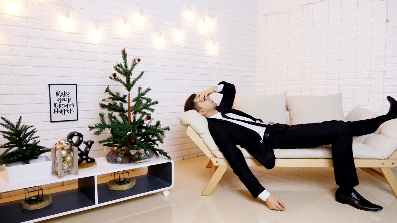 молодой бизнесмен с болью в голове