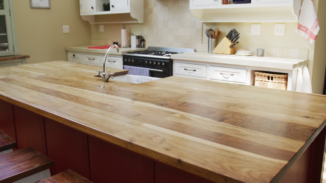 interior de la casa vacía con mesa y cocina con equipos de cocina