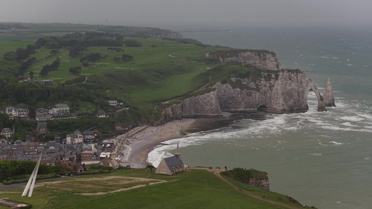Falaises d'Étretat sur la côte normande de la France, littoral de la Manche, vue aérienne.