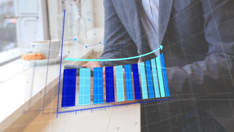 Animación-Del-Procesamiento-De-Datos-Financieros-Sobre-Un-Hombre-De-Negocios-Caucásico-Usando-Un-Teléfono-Inteligente