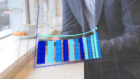 animación del procesamiento de datos financieros sobre un empresario caucásico que usa un teléfono inteligente