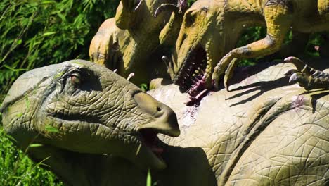 dos dinosaurios reptiles se están alimentando de otro dinosaurio que es más grande en tamaño horrible paisaje aterrador colores vivos