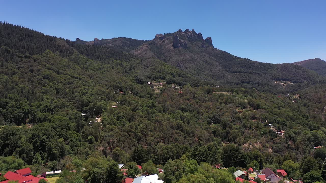 A view of the Pe&ntilde;as Las Monjas, spectacular rock formations located near the town of Mineral del Chico, Hidalgo