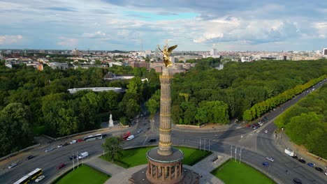 impresionante vista aérea de vuelo volar hacia adelante drone a