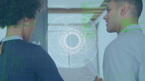 animación de red rotativa y procesamiento de datos sobre felices colegas masculinos y femeninos que se dan la mano