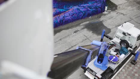 un mural con una grúa