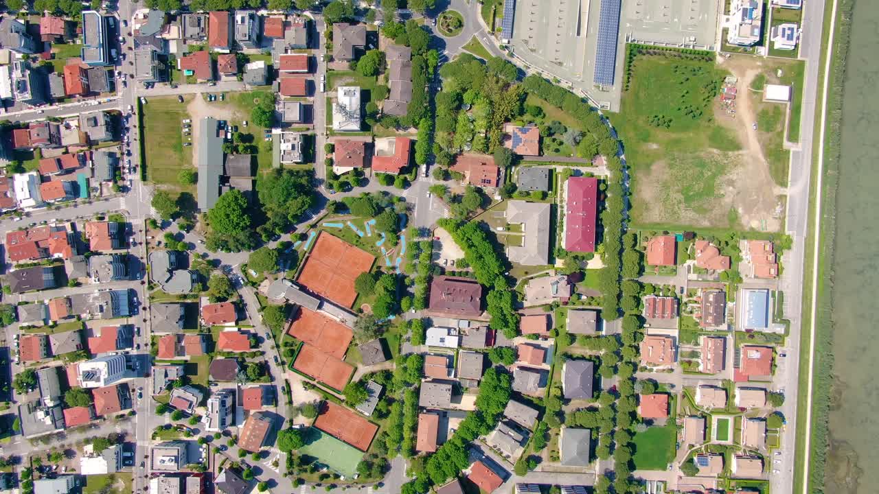 아드리아 해 연안의 테니스 코트와 다채로운 주택