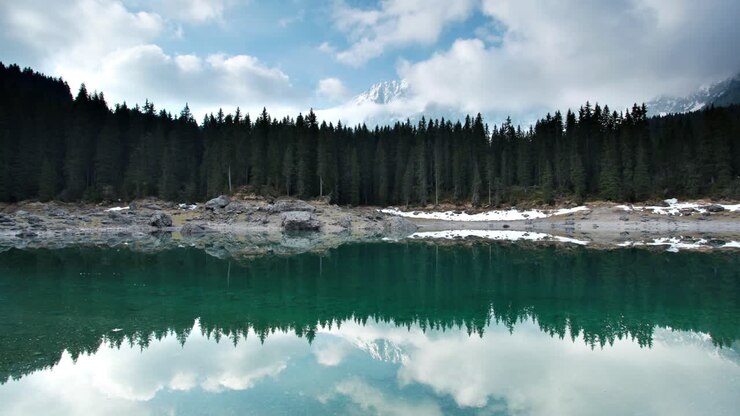 Lago di Carezza in Alto Adige, Italia - time-lapse 4k di un lago di montagna nelle Dolomiti.