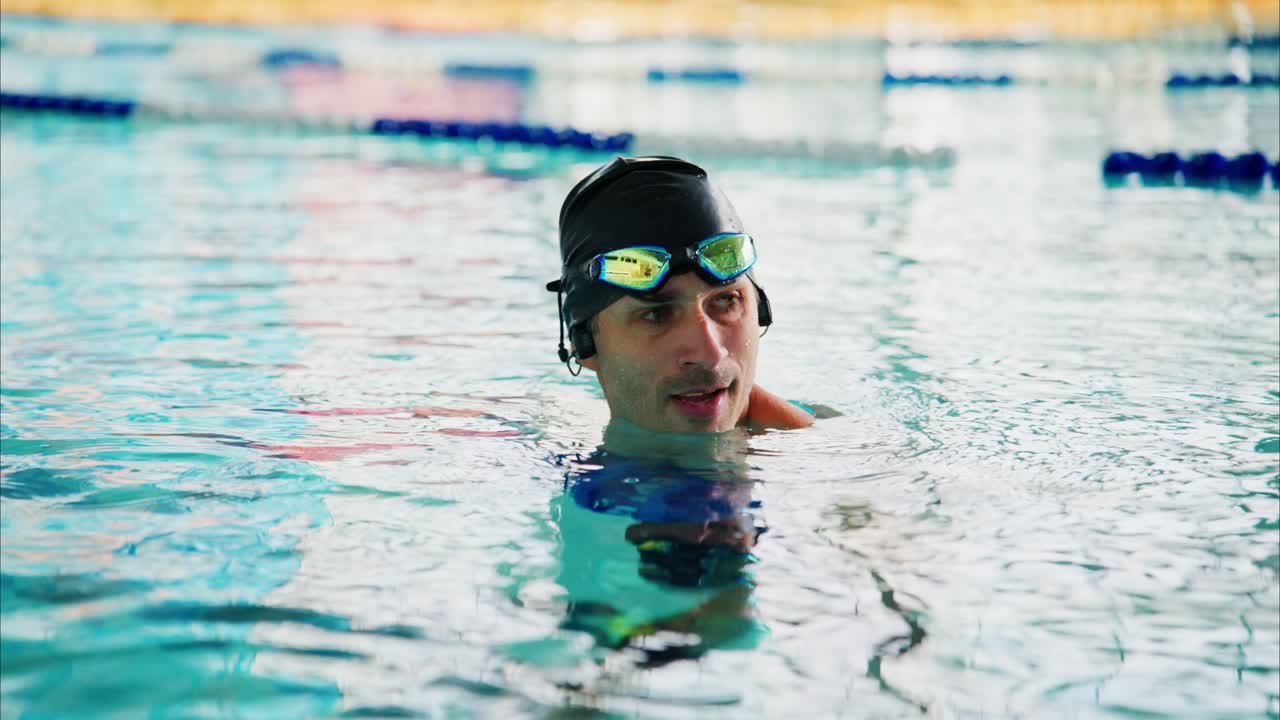 An Intense Moment in the Water: A Swimmer Preparing for the Challenge Ahead in a Swimming Pool, Capturing Focus and Determination Amidst the Competitive Atmosphere