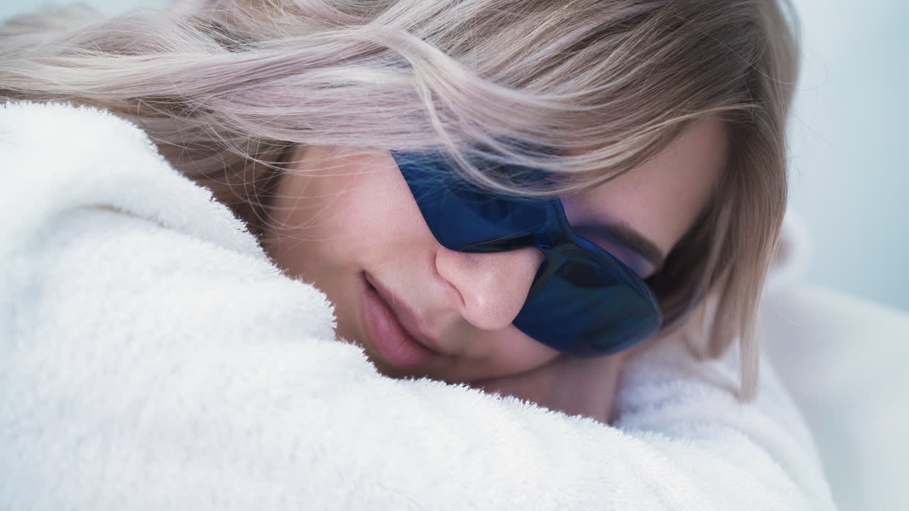 예쁜 여자가 화장품 클리닉에서 레이저 탈모를 합니다.