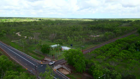 Imágenes-Aéreas-De-Drones-De-Un-Vehículo-Conduciendo-En-Una-Zona-Agrícola-Australiana