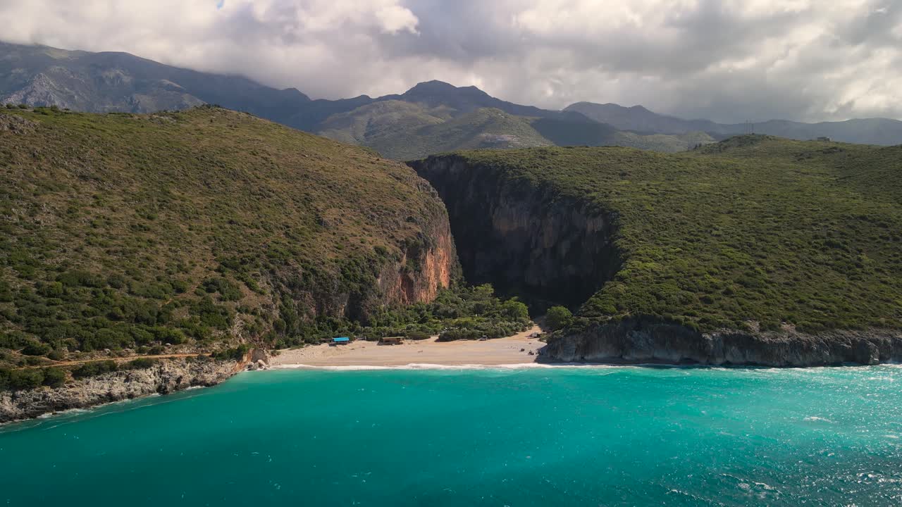 한적한 gjipe 해변은 산, 알바니아로 둘러싸여 있습니다.