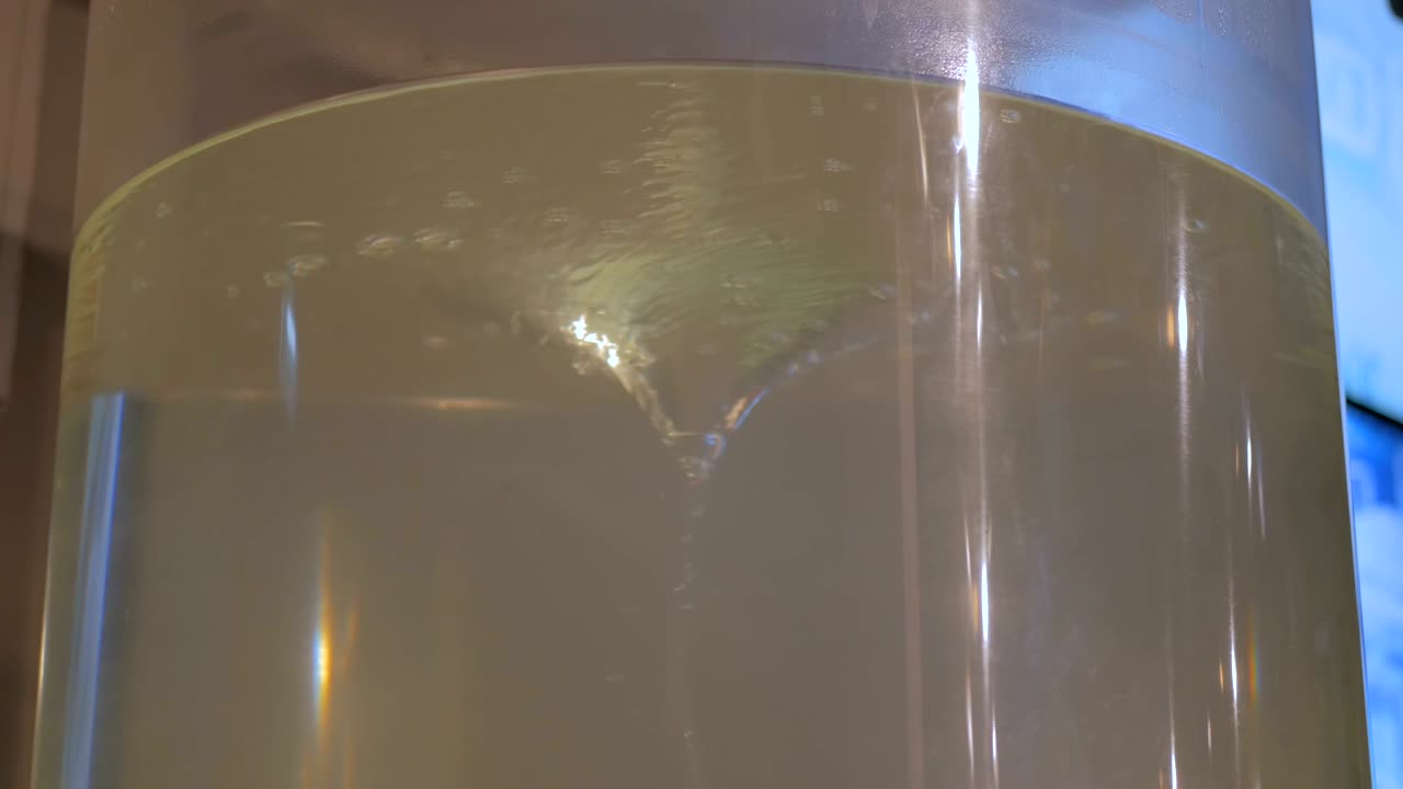 el remolino de agua giratorio demuestra la energía hidroeléctrica