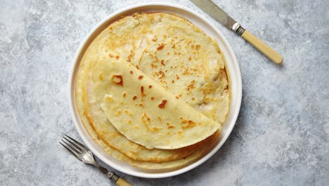 Crepes-Caseros-Frescos-Panqueques-Finos-Colocados-En-Un-Plato-De-Ceramice-Blanco