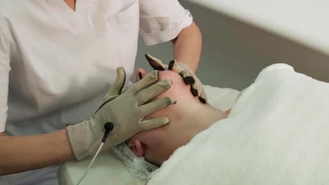guantes de microcorriente. procedimiento de lifting facial