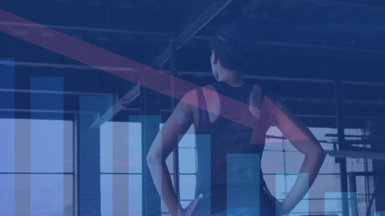 animación de gráfico de barras y flecha degradando sobre la vista de fondo de la mujer asiática de pie en el gimnasio