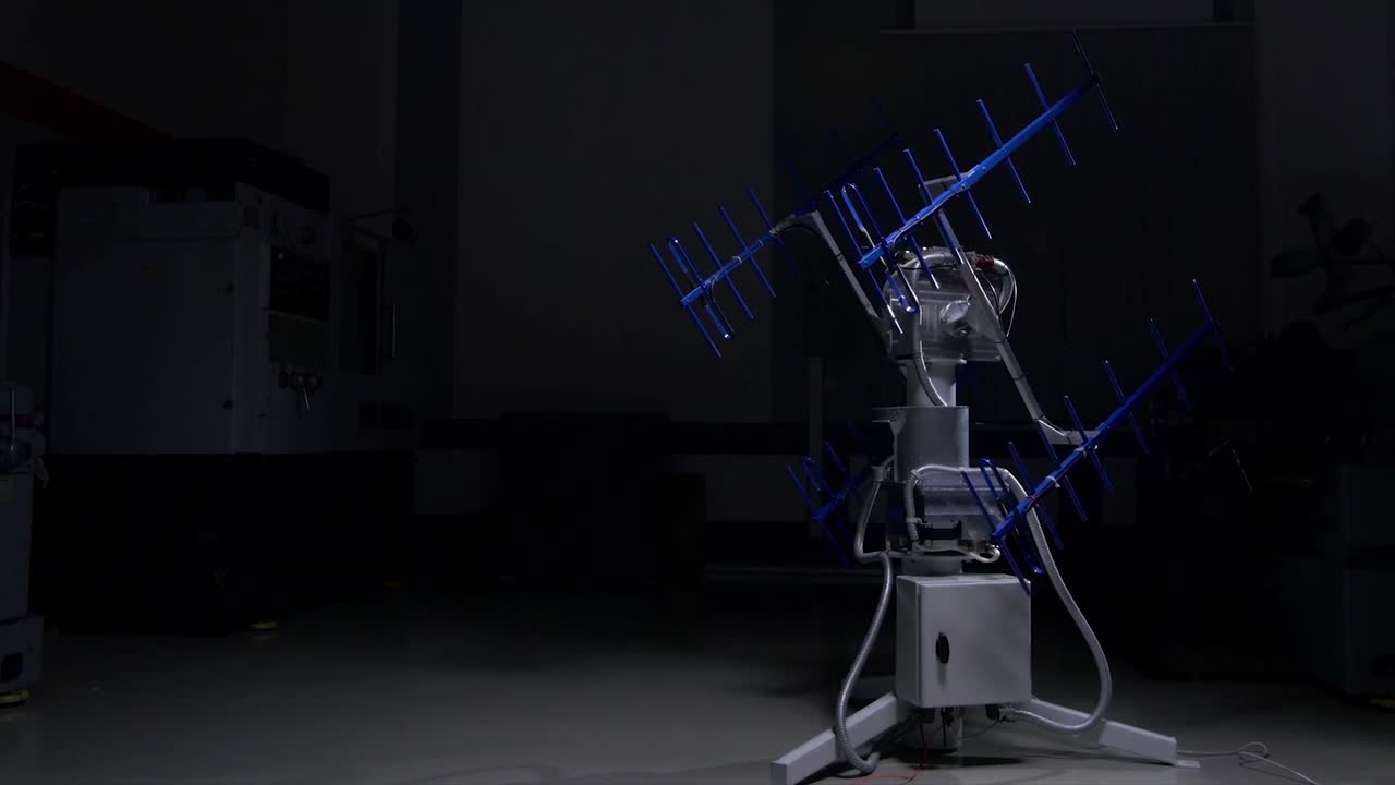 실험실 환경에서 위성 접시 안테나 시스템