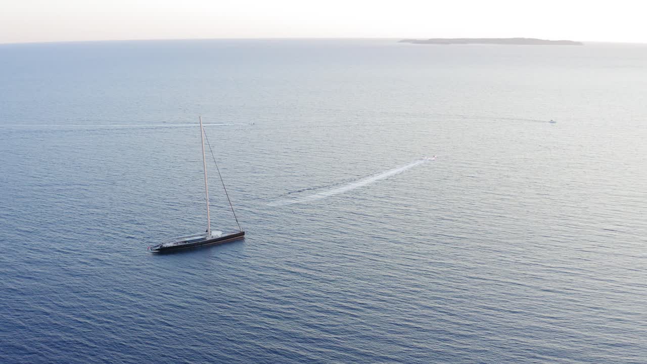 지중해에서 현대 범선의 공중 샷