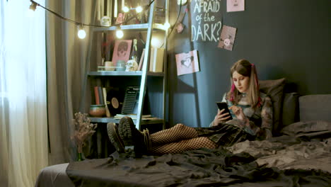 chica en el dormitorio
