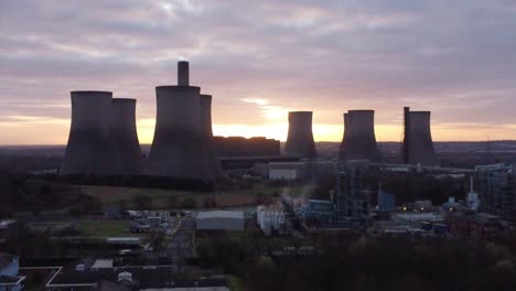 vista aérea a través de fiddlers ferry central eléctrica alimentada con carbón en desuso con amanecer detrás de warrington landmark