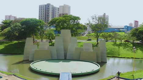 Weiter-Blick-Auf-Die-Bühne-Mit-Einer-Person-Im-Vitoria-Regia-Park-In-Bauru