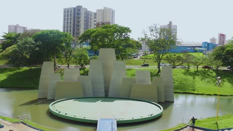 amplia vista del escenario con una persona en el parque vitoria regia en bauru