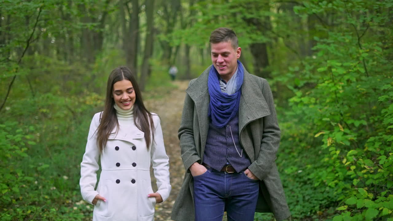 숲에서 산책 하는 커플