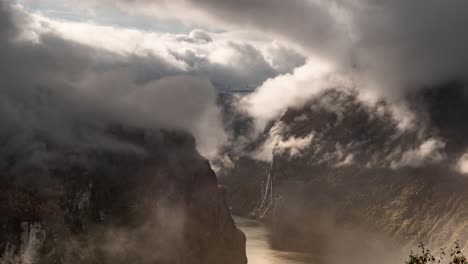 pesadas nubes lluviosas girando sobre el fiordo de geiranger