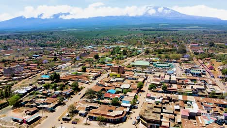 Pueblo-Rural-De-Kenia-Con-El-Kilimanjaro-Al-Fondo