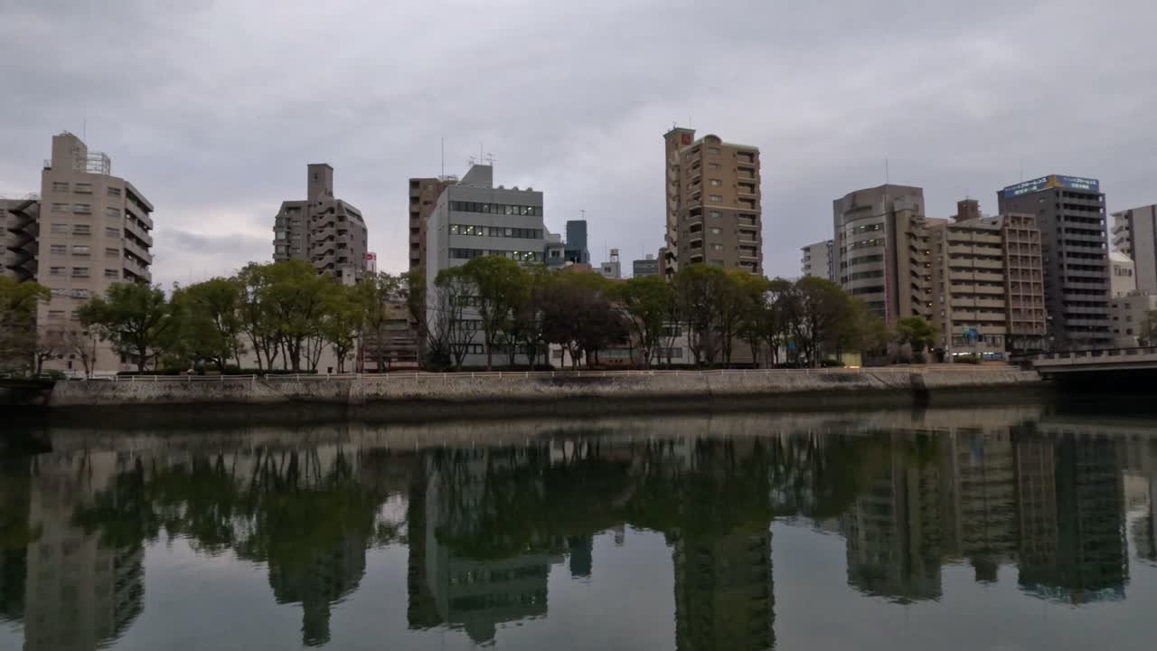 día nublado sobre una ciudad tranquila frente al río