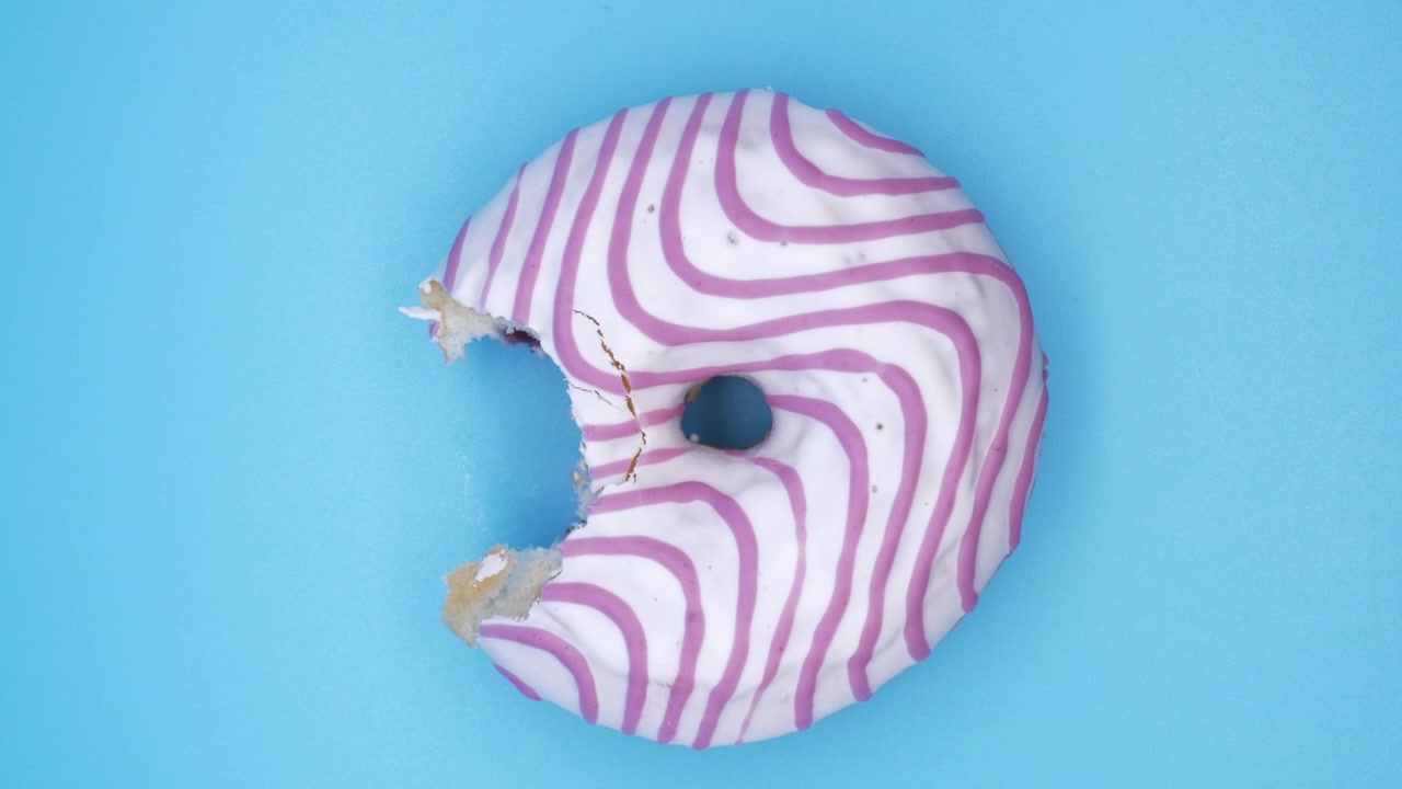 Conceito de obesidade não saudável: Dando uma mordida em um donut.