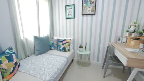 decoración de dormitorio pequeño con pared a rayas