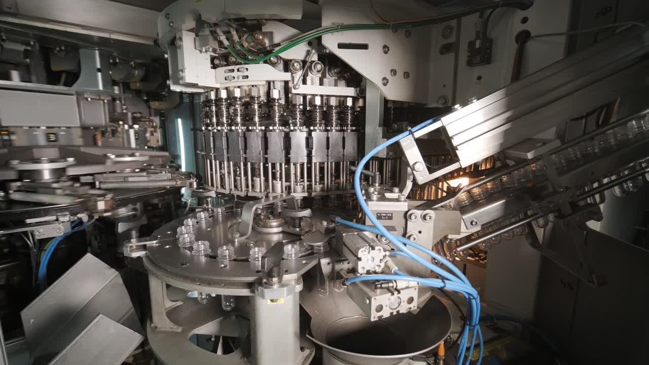 la máquina de llenado automático vierte agua en botellas de plástico para mascotas en una moderna planta de bebidas