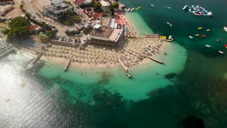 Langsam-Rotierende-Drohne-Schoss-über-Den-Berühmten-Strand-Von-Ksamil-In-Südalbanien