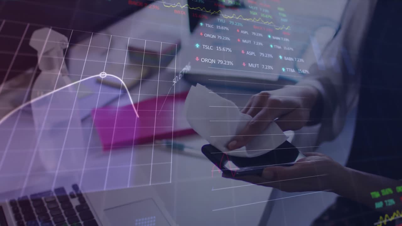 animazione dell'elaborazione dei dati finanziari su una donna che pulisce lo smartphone.