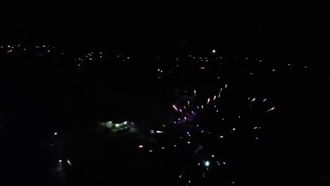 Disparos-De-Drones-Alrededor-De-Fuegos-Artificiales-En-Omurtag,-Bulgaria,-Imágenes-Aéreas-Nocturnas,-Filmación-Sobre-Los-Fuegos-Artificiales