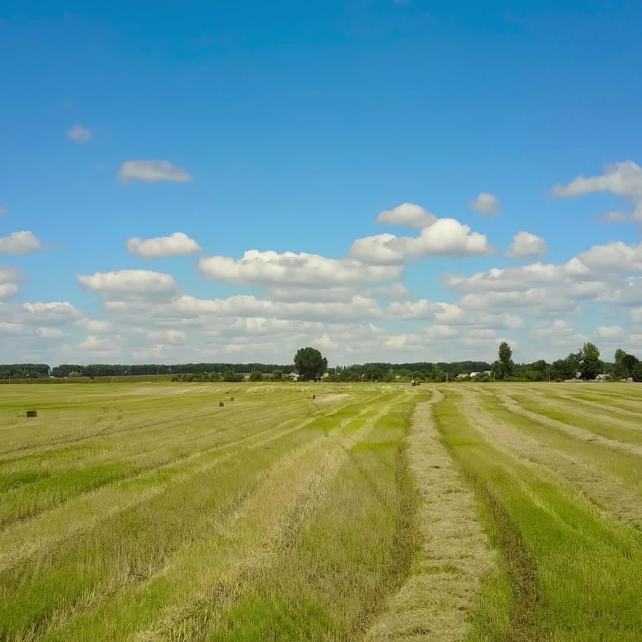 tractor que recoge las balas de paja