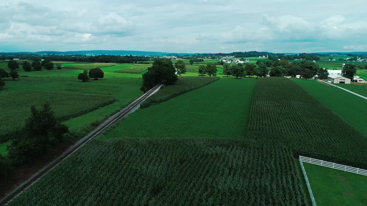 Binari del treno nella campagna e nei terreni agricoli Amish, ripresi da drone.
