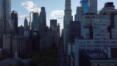 Vorwärtsflug-über-Rathauspark.-Blick-Auf-Die-Wolkenkratzer-Der-Innenstadt.-Bürohochhäuser.-Manhattan,-New-York-City,-Vereinigte-Staaten