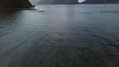 Vista-Aérea-De-La-Playa-De-El-Nido-Las-Cabañas-Con-Acantilados-De-Piedra-Caliza-En-El-Fondo,-Palawan,-Filipinas