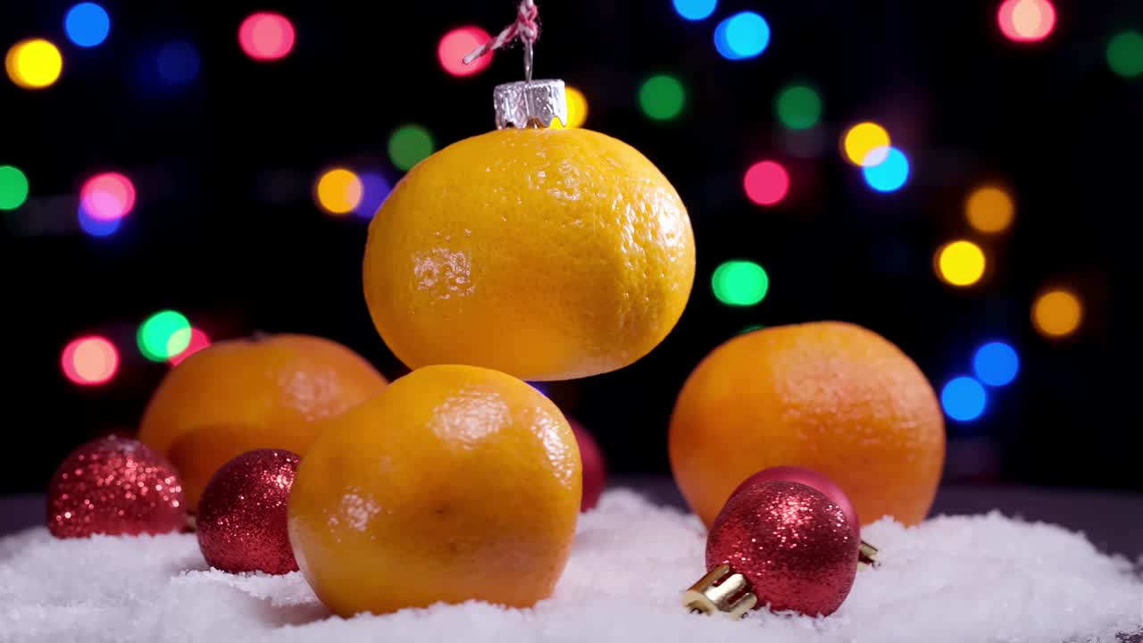 juguete navideño giratorio volador hecho de fruta de mandarina naranja.