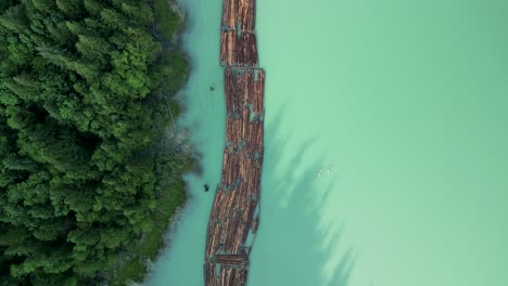 Vista-Aérea-De-Arriba-Hacia-Abajo-De-Madera-Flotante,-Squamish,-BC,-Canadá