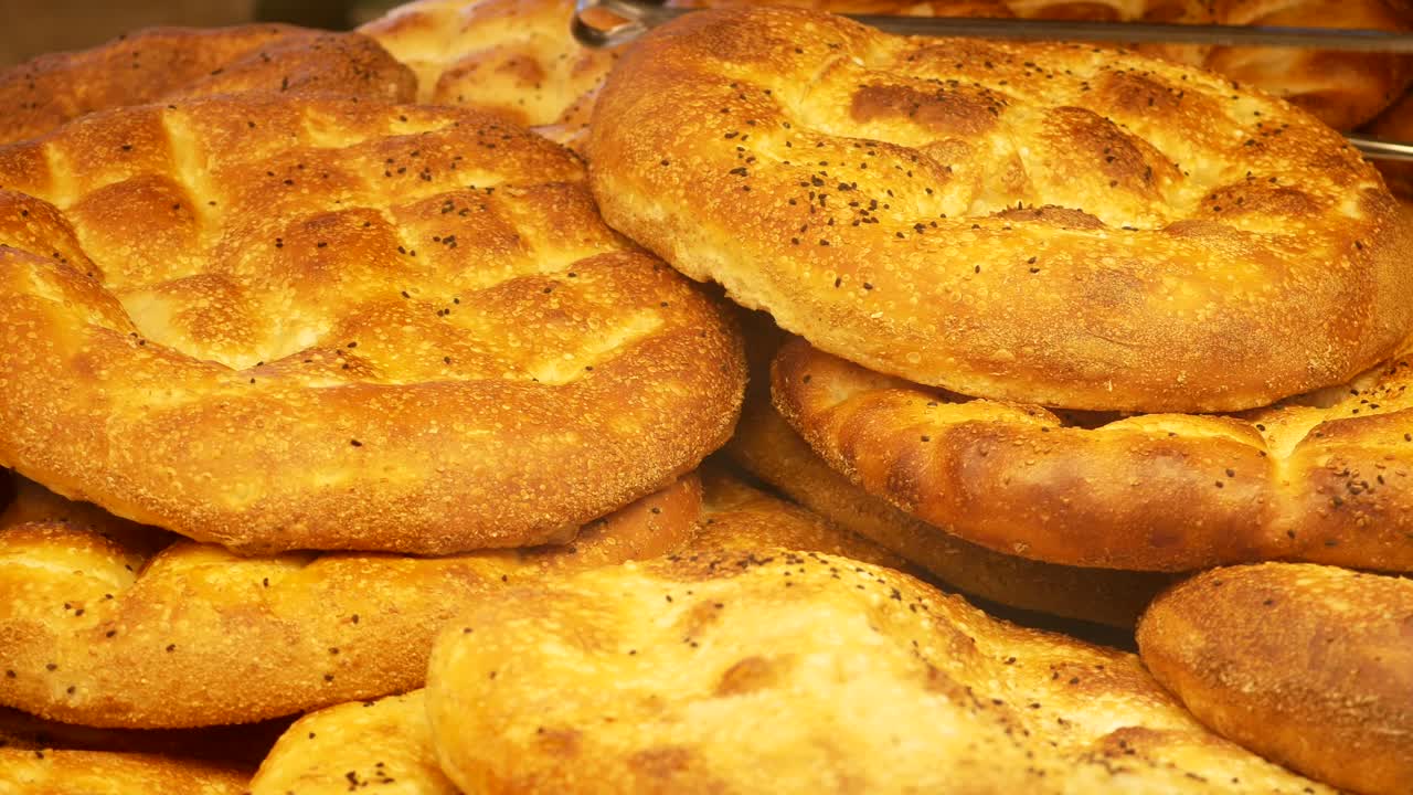 Pino turkkilaista pide-leipää