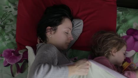 Sleepy-young-woman-with-her-baby-does-not-want-to-wake-up-in-the-morning