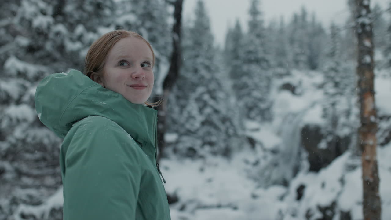 Nainen talvisessa metsässä
