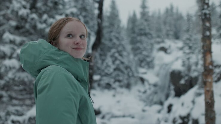 Mulher numa floresta de inverno.