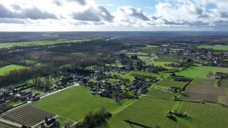 Abrazando-El-Serpenteante-Río-Vienne,-El-Encanto-Geográfico-De-Beaumont-en-véron