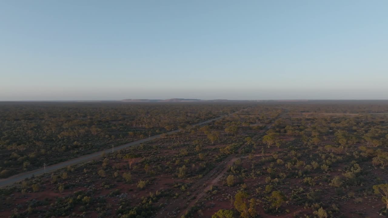 광각 드론 촬영으로 오스트레일리아의 외 지역을 지평선으로 볼 수 있습니다.