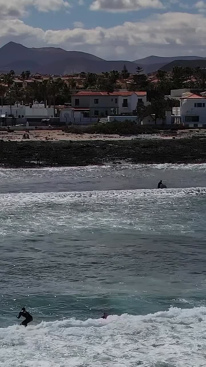 Surfing og kystutsikt på Kanariøyene, Spania på dagtid